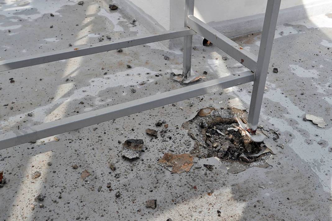 Yıldırım düştü, en üst kattaki dairenin tavanında delik açıldı! O kentte korkutan olay 7